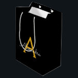 Bolsa De Regalo Mediana Black Gold Modern Script Girly Monograma Nombre<br><div class="desc">Bolsa de regalo de Monograma de Guión Simple Negro y Oro. Esto hace que el dulce perfecto cumpleaños 16,  boda,  ducha de novia,  aniversario,  ducha de bebé o bolso de regalo de la fiesta de soltera para alguien que ama el lujo glam y los estilos de moda.</div>