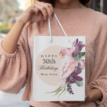 Bolsa De Regalo Mediana Boho Tropical 50th Birthday Party<br><div class="desc">Añada un toque personal memorable a una celebración de 50 años con esta bolsa de regalo personalizado. El tema es muy tropical, florido y fabuloso. Un marco redondo de color beige claro subió el texto junto con un hermoso loro rosado sentado sobre un ramo de elementos florales tropicales que incluyen...</div>
