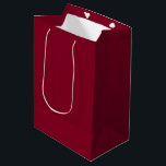 Bolsa De Regalo Mediana Borgoña<br><div class="desc">El burgundy es un color intenso y profundo que combina el rojo oscuro con tonos subyacentes de púrpura y a veces marrón. A menudo se describe como sofisticado,  lujoso y cálido,  similar al color del vino tinto de la región de Borgoña en Francia.</div>