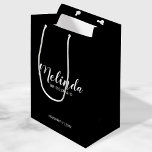 Bolsa De Regalo Mediana Bridesmaids personalizadas de escritura moderna<br><div class="desc">Bolsa de regalo de las damas de honor personalizadas Black and White con escritura moderna y moderna de escritura, con el nombre de la dama de honor y la fecha boda en el estilo de letra sans serif moderno con fondo negro. También perfecto para la empleada de honor, la niña...</div>
