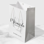 Bolsa De Regalo Mediana Bridesmaids personalizadas de escritura moderna<br><div class="desc">Bolsa de regalo para damas de honor personalizada que incluye el nombre de la dama de honor en estilo de letra de escritura gris moderno y monograma con estilo de fuente de escritura gris claro moderno como fondo con título y fecha boda en estilo de fuente sans serif gris moderno....</div>