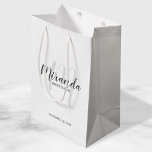 Bolsa De Regalo Mediana Bridesmaids personalizadas de escritura moderna<br><div class="desc">Bolsa de regalo para damas de honor personalizada que incluye el nombre de la dama de honor en estilo de letra de escritura gris moderno y monograma con estilo de fuente de escritura gris claro moderno como fondo con título y fecha boda en sans modernos grises estilo de fuente serif...</div>