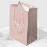 Bolsa De Regalo Mediana Bridesmaids personalizadas de escritura moderna<br><div class="desc">Bolsa de regalo para damas de honor personalizada que incluye el nombre de la dama de honor en blanco estilo de letra de escritura moderno y monograma con un estilo de letra de escritura rosa rosa rosa rosa moderno como fondo con título y fecha boda en sans modernos blancos estilo...</div>