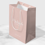 Bolsa De Regalo Mediana Bridesmaids personalizadas de escritura moderna<br><div class="desc">Bolsa de regalo personalizada de Bridesmaids con guión moderno personalizada con el nombre de la dama de honor en blanco estilo de letra de escritura moderno con título y fecha boda en moderno estilo de letra sans serif con fondo rosa de color negro. También perfecto para la empleada de honor,...</div>