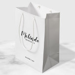 Bolsa De Regalo Mediana Bridesmaids personalizadas de escritura moderna<br><div class="desc">Bolsa de regalo para damas de honor personalizada con guión moderno con el nombre personalizado de la dama de honor en el estilo de letra de escritura moderna en negro con título y fecha boda en el estilo de letra sans serif moderno con fondo blanco. También perfecto para la empleada...</div>