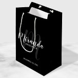 Bolsa De Regalo Mediana Bridesmaids personalizadas de escritura moderna Bl<br><div class="desc">Bolsa de regalo para damas de honor personalizada que incluye el nombre de la dama de honor en blanco estilo de letra de escritura moderno y monograma en estilo de letra de escritura gris moderno como fondo con título y fecha boda en sans modernos blancos estilo de fuente serif sobre...</div>