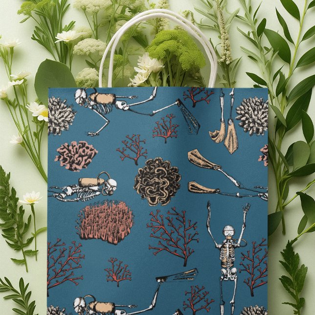 Bolsa De Regalo Mediana Buceador de Scuba nadando en el océano (This very original black ink drawing has intricate detailing and will definitely suit any adventurer)