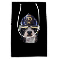 Bulldog francés lindo con casco para bomberos