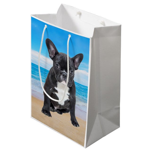 Bolsa De Regalo Mediana Bulldog francés sentado en la playa (Angulo Anverso)