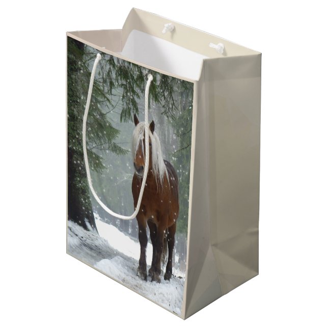 Bolsa De Regalo Mediana Caballo marrón en un bosque de invierno con nieve  (Angulo Anverso)