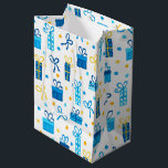Bolsa De Regalo Mediana Chanukah presenta regalos con arcos blancos<br><div class="desc">Crea un encantador regalo de Chanukah con esta bolsa de regalo y papel tisular a juego.</div>