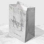 Bolsa De Regalo Mediana Clásicos Groomsmen Personalizados de Mármol Blanco<br><div class="desc">Añada un toque personal a su boda con una bolsa de regalo personalizada para los padrinos. Este saco de regalo presenta el nombre personalizado del groomsman con título y fecha boda en gris claro y monograma en gris claro como fondo, en estilo clásico serif, sobre fondo de mármol blanco. También...</div>