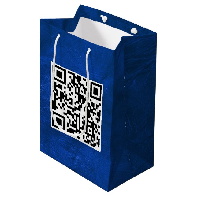 Bolsa De Regalo Mediana Código QR De Cumpleaños Sobre Cuero Azul (Angulo Anverso)