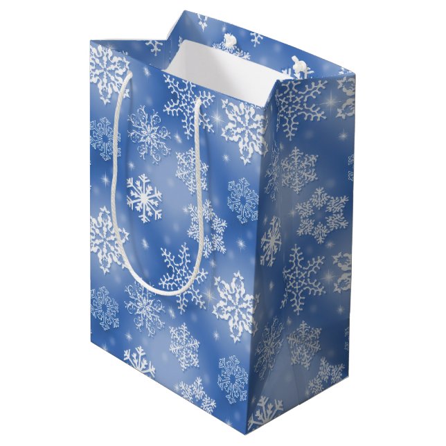 Bolsa De Regalo Mediana Copos De Nieve De Invierno Sobre El Azul (Angulo reverso)