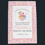 Bolsa De Regalo Mediana Crema De Hielo Sundae Escogió Los Favores De La Du<br><div class="desc">¡La han escogido! ¡Un tema de ducha de novia tan dulce como el amor mismo! Con un fondo de rociado rosa y un encanto con helados,  esta colección es perfecta para celebrar a la futura novia.</div>