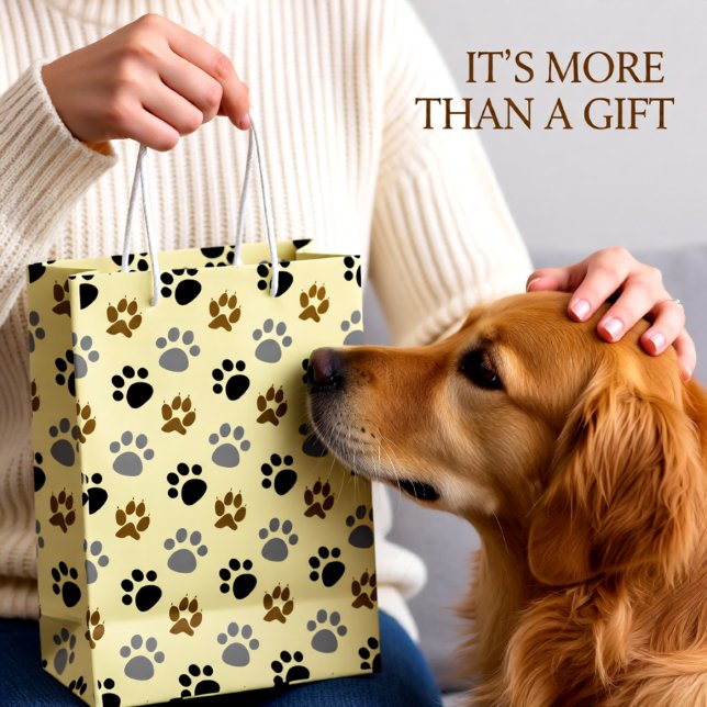 Bolsa De Regalo Mediana Crema elegante de garras mascota de perro (Neutral Paw Print Pattern – Fun Dog Lover Paws Medium Gift Bag)