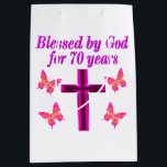 BOLSA DE REGALO MEDIANA CRISTIAN PINK 70TH BIRTHDAY CROSS DISEÑN<br><div class="desc">Este cristiano y alegre de 70 años adorará celebrar cumplir 70 años con este hermoso diseño de 70 años de cruz rosa y mariposa en Tees, bolsas de té, tazas, almohadas y regalos. Delibera a su espiritual y a su Dios amando a los 70 años con un regalo de cumpleaños...</div>