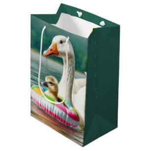 Bolsa De Regalo Mediana Cumpleaños Goose con Gosling en un anillo inflable