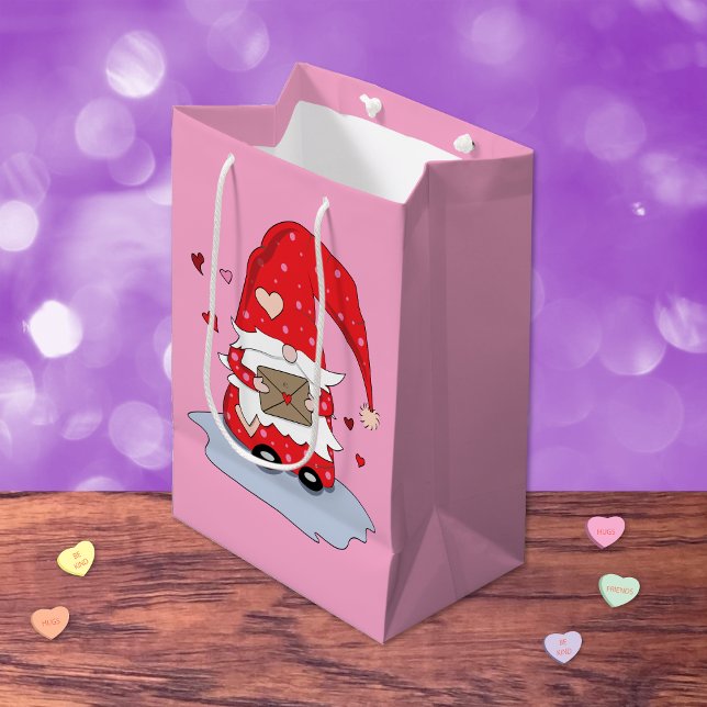 Bolsa De Regalo Mediana Cúpula roja con bolsita de regalo rosa (Cute red gnome with letter pink gift bag .)