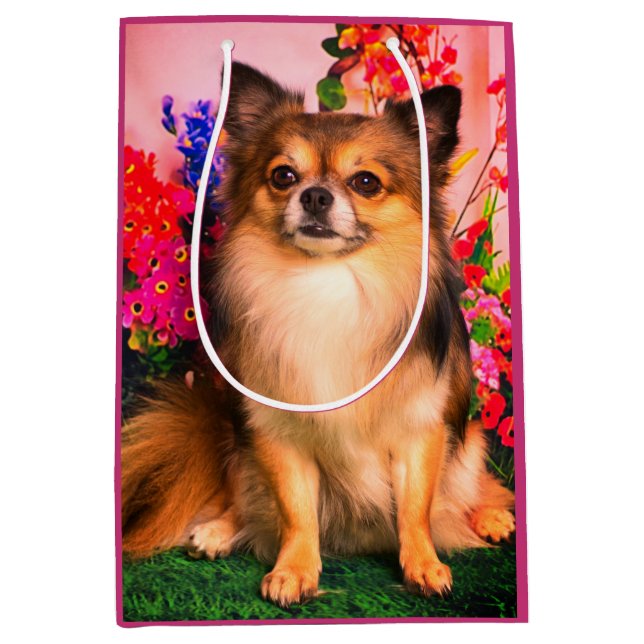 Bolsa De Regalo Mediana Cute Chihuahua en medio de las flores de primavera (Anverso)