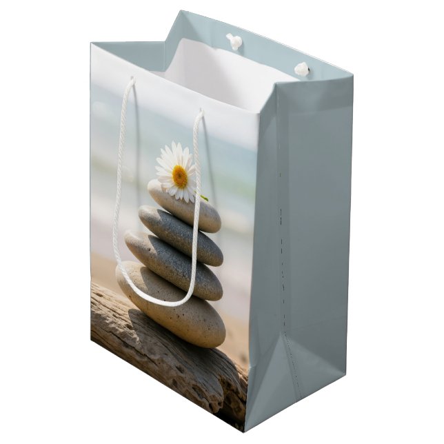 Bolsa De Regalo Mediana Daisy on a Stone Beach Cairn With Driftwood (Angulo Anverso)