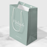 Bolsa De Regalo Mediana Damas de Honor Personalizadas con Letra Moderna<br><div class="desc">Bolsa de Regalo para Damas de Honor Personalizadas con Letra Moderna con el nombre de la dama de honor personalizado en letra moderna blanca con título y fecha de la boda en letra sans serif moderna sobre fondo verde salvia. También perfecto para la Dama de Honor, Niña del Ramo, Madre...</div>