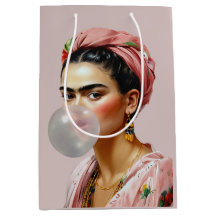 Diva con cicatriz floral que sopla chicle