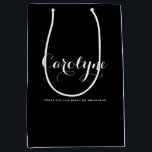 Bolsa De Regalo Mediana Ducha de novias personalizada para la dama de hono<br><div class="desc">Den las gracias a sus damas de honor,  chicas de flores,  criadas de honor y otras fiestas de novias usando esta bolsa de regalo de personalizable. Presenta un color de fondo negro con caligrafía blanca moderna.</div>