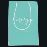 Bolsa De Regalo Mediana Ducha nupcial de la dama de honor azul personaliza<br><div class="desc">Den las gracias a sus damas de honor,  chicas de flores,  criadas de honor y otras fiestas de novias usando esta bolsa de regalo de personalizable. Su color de fondo azul con caligrafía blanca moderna.</div>