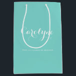 Bolsa De Regalo Mediana Ducha nupcial de la dama de honor azul personaliza<br><div class="desc">Den las gracias a sus damas de honor,  chicas de flores,  criadas de honor y otras fiestas de novias usando esta bolsa de regalo de personalizable. Su color de fondo azul con caligrafía blanca moderna.</div>