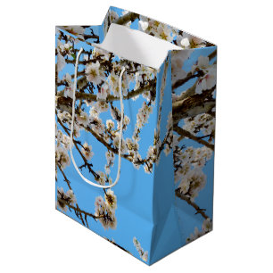 Bolsa De Regalo Mediana El abrazo de la primavera: Flores blancas contra e