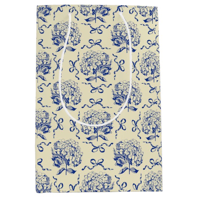 Bolsa De Regalo Mediana Elegante Modelo Preppy Blue Toile Hydrangea Bow (Anverso)