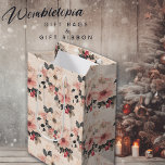 Bolsa De Regalo Mediana Elegante Vintage Christmas Floral & Berries Pink<br><div class="desc">La elegante bolsa de Navidades con flores y bayas rosa pastel le da un toque bonito y personalizado a su regalo de vacaciones. Con su delicado diseño floral en suave rosa pastel, esta bolsa ofrece un ambiente refinado y tradicional, perfecto para presentar regalos a sus seres queridos durante la temporada...</div>