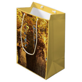 Bolsa De Regalo Mediana En el resplandor de las hojas de arce doradas -