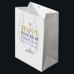 Bolsa De Regalo Mediana Feliz Hanukkah Chanukah Holiday Bag<br><div class="desc">En este diseño se incorpora el diseño de Relieve metalizado de oro simulado falso. Personalice el texto personalizado anterior. En nuestra colección "Happy Hanukkah Chanukah" se pueden encontrar elementos de coordinación adicionales.</div>