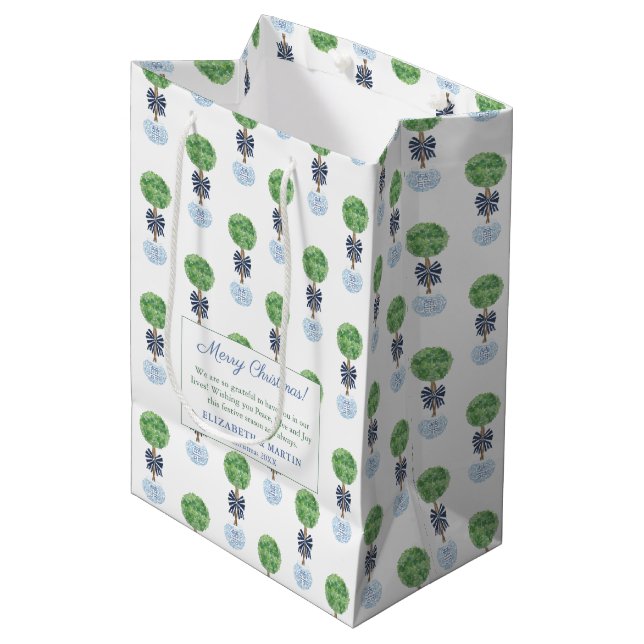 Bolsa De Regalo Mediana Feliz Navidad Preppy Boxwood Topiary Blue Green (Angulo Anverso)