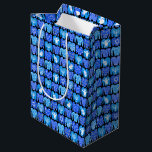 Bolsa De Regalo Mediana Feo feriado de invierno de Hannukah Sweaters<br><div class="desc">Echa un vistazo a este acogedor patrón de vacaciones. No olvide visitar mi tienda para ver más colores,  otros patrones y artículos a juego,  como el envoltorio de regalo.</div>