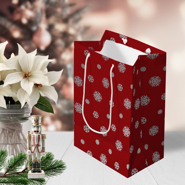 Bolsa De Regalo Mediana Festividad de invierno Plata Rojo Copos de Nieve (Festive Winter Silver Red Snowflakes Holiday Medium Gift Bag)