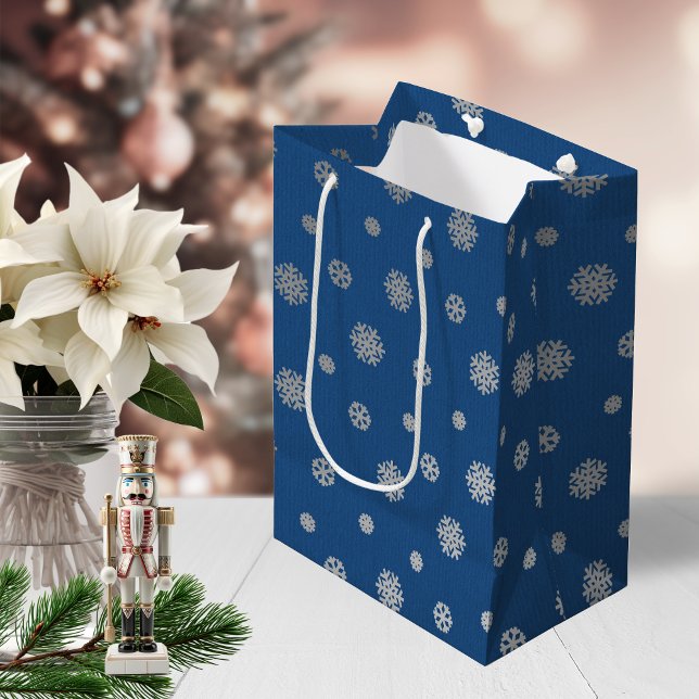 Bolsa De Regalo Mediana Festividad de invierno Silver Blue Snowflakes (Festive Winter Silver Blue Snowflakes Holiday Medium Gift Bag)