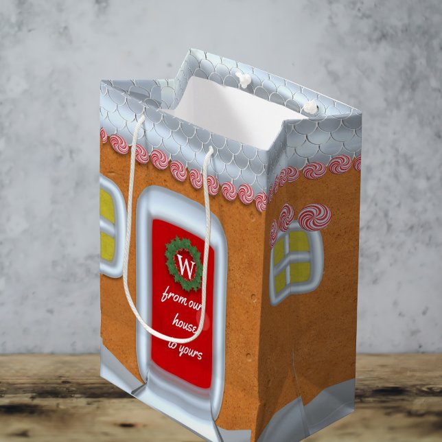 Bolsa De Regalo Mediana Festividad de los Navidades de Gingerbread House P (Add your festive greeting to the candy red door and your initial to the christmas wreath)