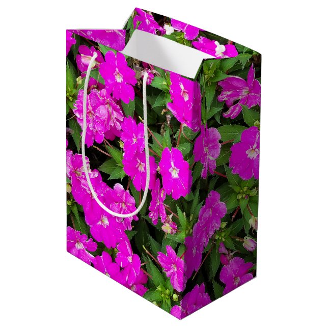 Bolsa De Regalo Mediana flores de impatizantes rosas brillantes (Angulo reverso)
