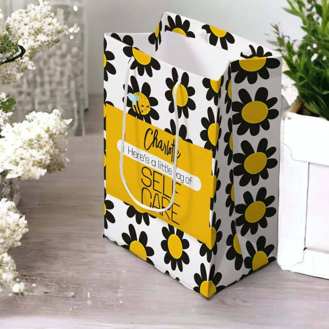 Bolsa De Regalo Mediana Flores negras de auto cuidado personalizado (Personalized Self Care Black Yellow Flowers Medium Gift Bag from Ricaso)