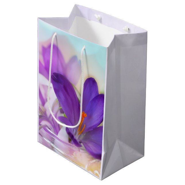Bolsa De Regalo Mediana Foto de un crocus de Primavera Púrpura de Bonito (Angulo Anverso)