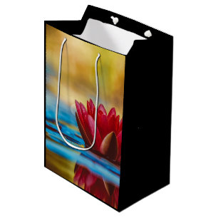 Bolsa De Regalo Mediana Foto de una flor de Lotus en un estanque
