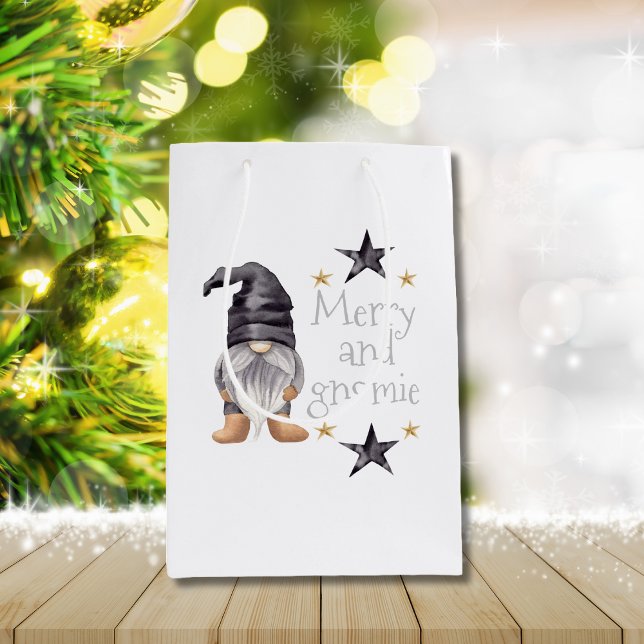 Bolsa De Regalo Mediana Gangnomo de acuarela de invierno para Navidades (Farmhouse Winter Watercolor Gnome for Christmas Gift Bag - Charming Design, Customizable Text)