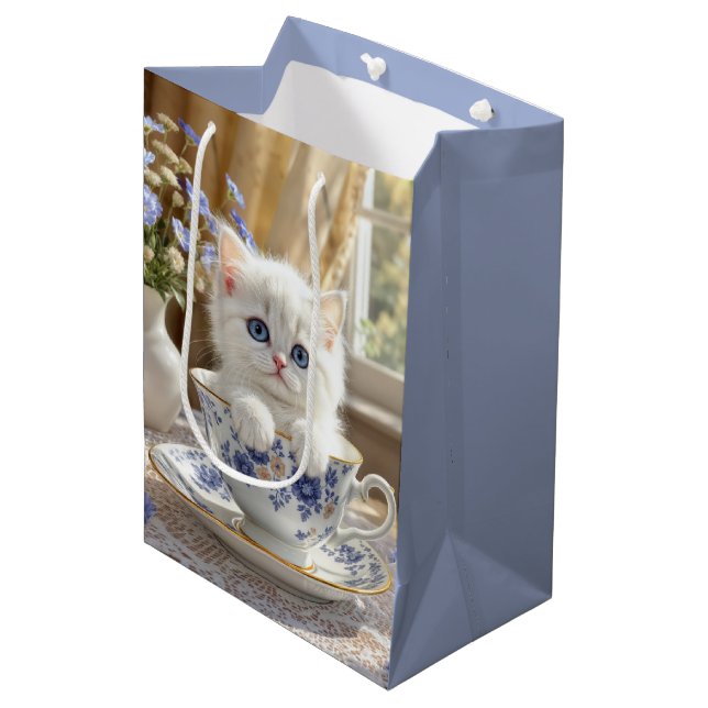 Bolsa De Regalo Mediana Gatito blanco de cumpleaños en una taza de té (Angulo Anverso)