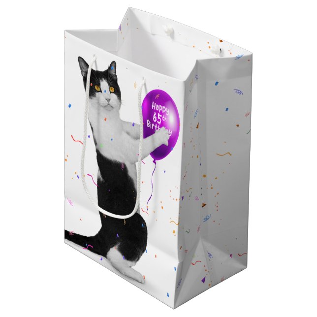 Bolsa De Regalo Mediana Gato de Tuxedo con globo de cumpleaños número 65 (Angulo Anverso)