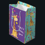 Bolsa De Regalo Mediana Giraffe Kids Birthday Fiesta Cute<br><div class="desc">¡Esta adorable jirafa está aquí para el cumpleaños de su hijo! ¡Funciona bien para una fiesta de primer cumpleaños de niños lindos, un fiesta de zoológico o sólo un niño que ama las jirafas a cualquier edad! ¡El adorable bebé animal está usando un pequeño gorra fiesta para ayudar a celebrar!...</div>