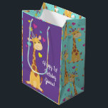 Bolsa De Regalo Mediana Giraffe Kids Birthday Fiesta Cute<br><div class="desc">¡Esta adorable jirafa está aquí para el cumpleaños de su hijo! ¡Funciona bien para una fiesta de primer cumpleaños de niños lindos, un fiesta de zoológico o sólo un niño que ama las jirafas a cualquier edad! ¡El adorable bebé animal está usando un pequeño gorra fiesta para ayudar a celebrar!...</div>