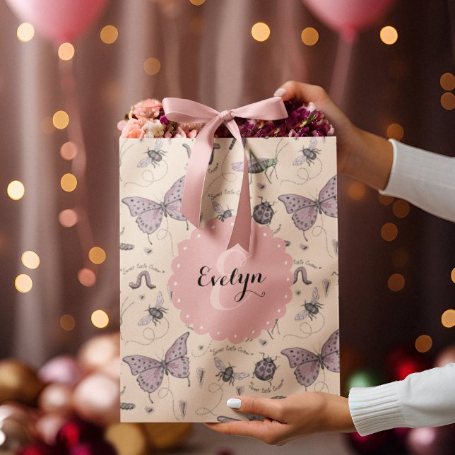 Bolsa De Regalo Mediana Girly Cream Rubor dulce Personalizado de criadores (Custom Name & Monogram hand-drawn girly insects. Ideal for Baby Showers, Birthdays, New Baby, Favors)